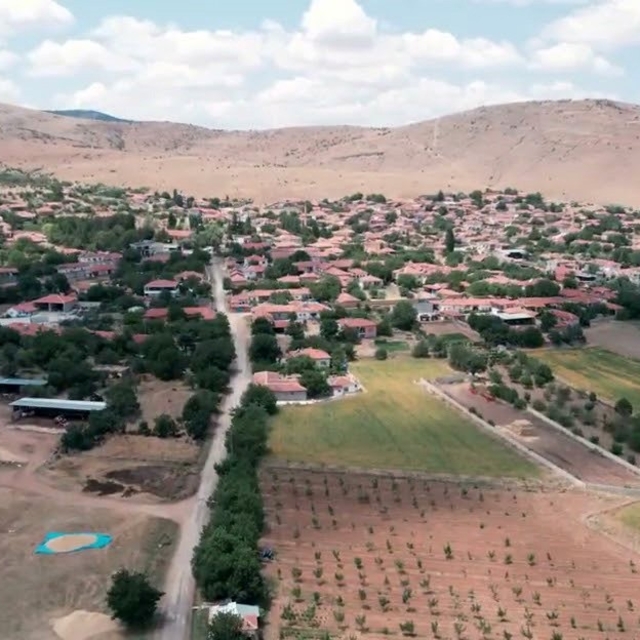 Köyünün sit alanından çıkması için imza topluyor
Karacaören köyü muhtarı: "...