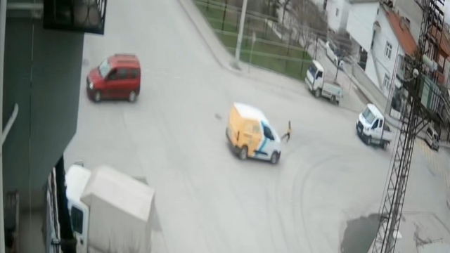 Karaman'da film sahnelerini aratmayan kaza
Hafif ticari aracın çarptığı çocuk bir şey olmamış gibi ayağa kalkıp koşarak yoluna devam etti