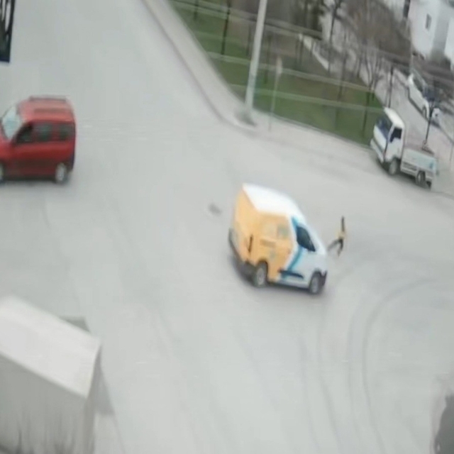 Karaman'da film sahnelerini aratmayan kaza
Hafif ticari aracın çarptığı çoc...