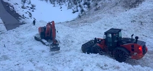Şırnak'ta ekipler, çığ nedeni ile kapanan köy yolunu açmak için seferber oldu
