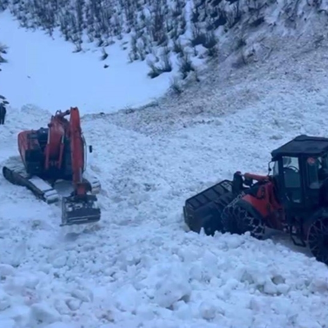 Şırnak'ta ekipler, çığ nedeni ile kapanan köy yolunu açmak için seferber ol...