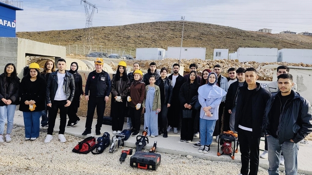 Elazığ'da öğrencilere temel arama ve kurtarma eğitimi verildi