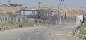 Yolda oluşan çukurlar sürücülere zor anlar yaşattı