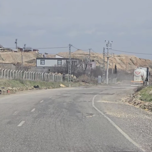 Yolda oluşan çukurlar sürücülere zor anlar yaşattı