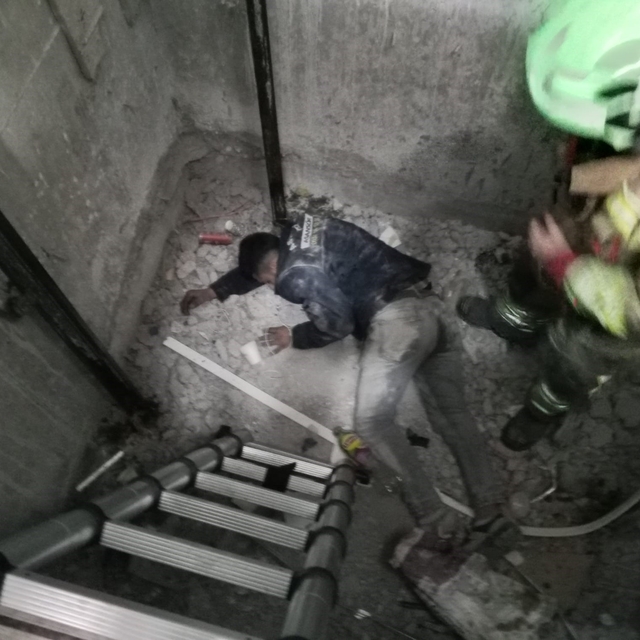 Asansör boşluğuna düşen işçi yaralandı