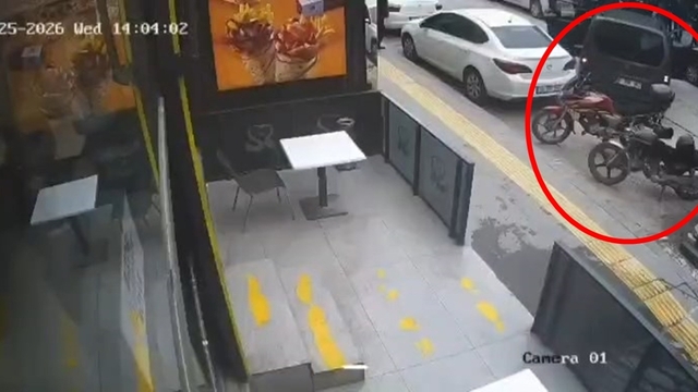 Sürücüsünün fren yerine gaza bastığı hafif ticari araç, 4 araca çarptı