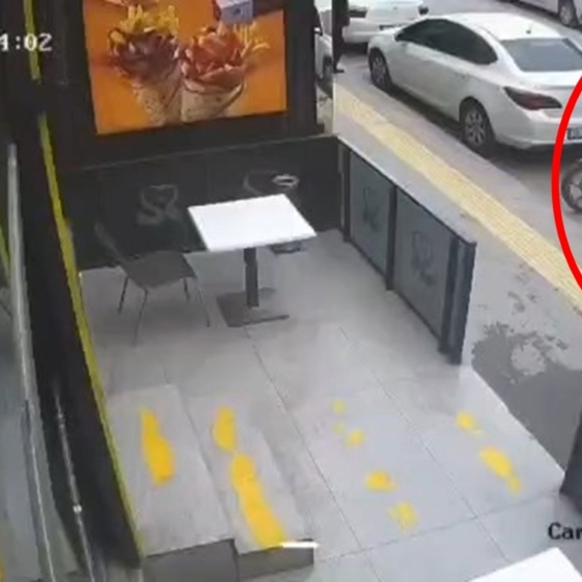 Sürücüsünün fren yerine gaza bastığı hafif ticari araç, 4 araca çarptı