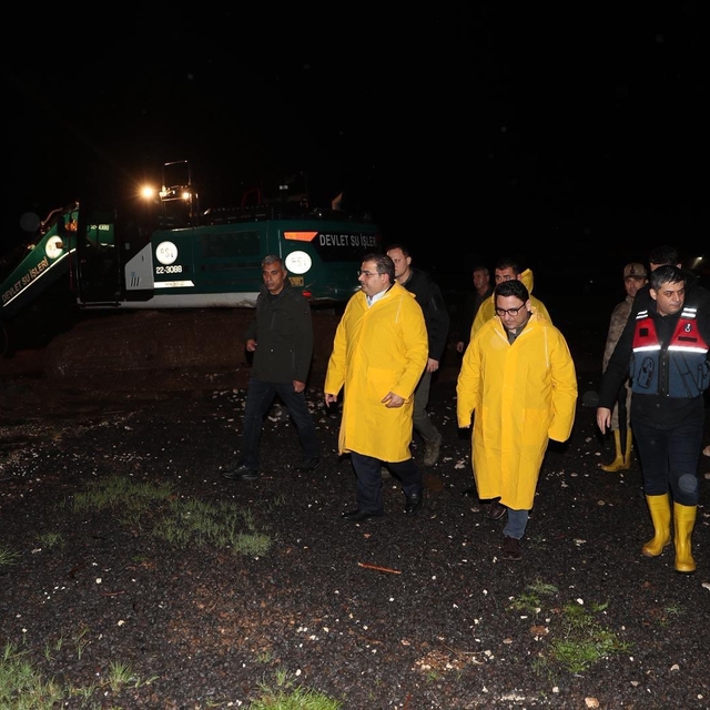 Canpolat ve Kaymakam Şahin'den gece sağanak mesaisi