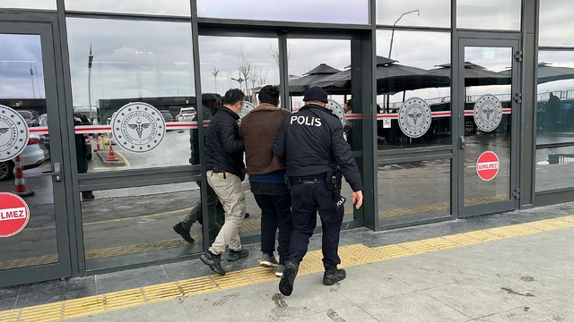 Eskişehir'de otobüs durağında uyuşturucu madde kullanan zanlı yakalandı