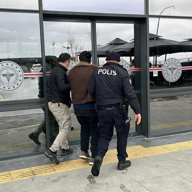 Eskişehir'de otobüs durağında uyuşturucu madde kullanan zanlı yakalandı