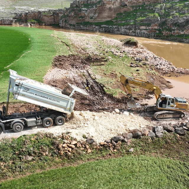 Şanlıurfa'da selin neden olduğu hasar gideriliyor