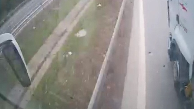 Otobüs şoförünün manevrası faciayı önledi: O anlar kamerada