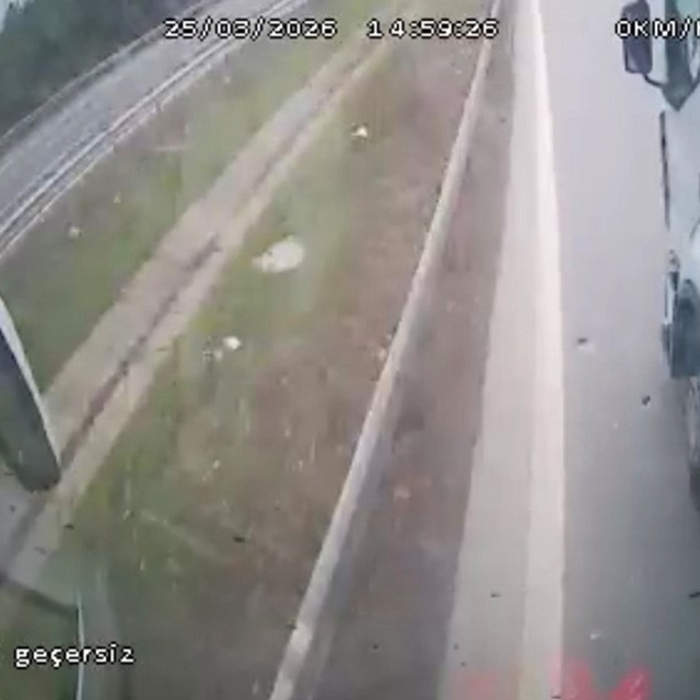 Otobüs şoförünün manevrası faciayı önledi: O anlar kamerada