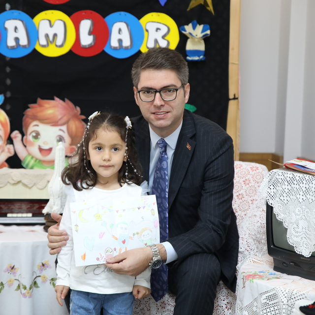 Erciş Kaymakamı Karaloğlu, minik öğrencilerle buluştu