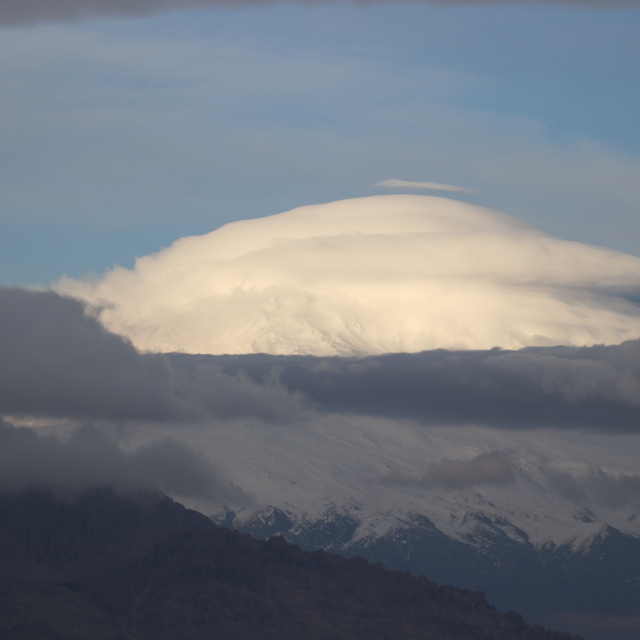 Ağrı Dağı'nın zirvesi mercek bulutuyla kaplandı
