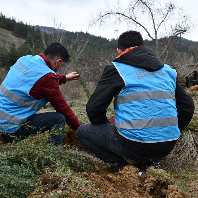 Bilecik'te yükümlüler 700 fidanı toprakla buluşturdu