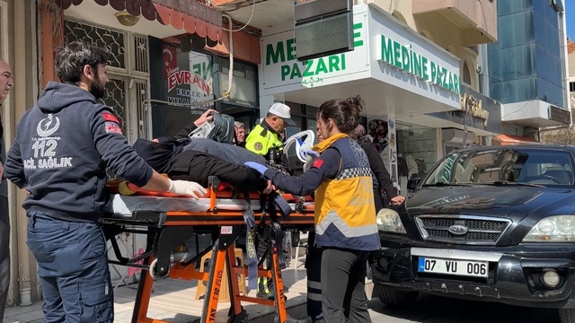 Geri manevra sırasında kaldırımda oturan yaşlı kadına çarpan sürücüye 'neden çarptın' sitemi