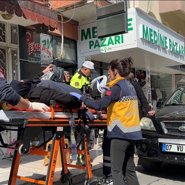 Geri manevra sırasında kaldırımda oturan yaşlı kadına çarpan sürücüye 'nede...