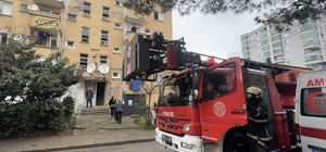 3 yaşındaki çocuğun yaktığı battaniye yangına yol açtı: 3 kişi dumandan etkilendi