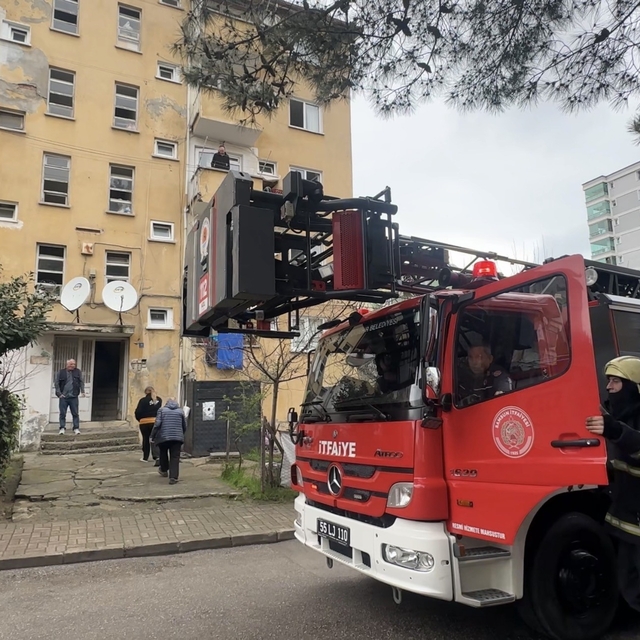 3 yaşındaki çocuğun yaktığı battaniye yangına yol açtı: 3 kişi dumandan etk...