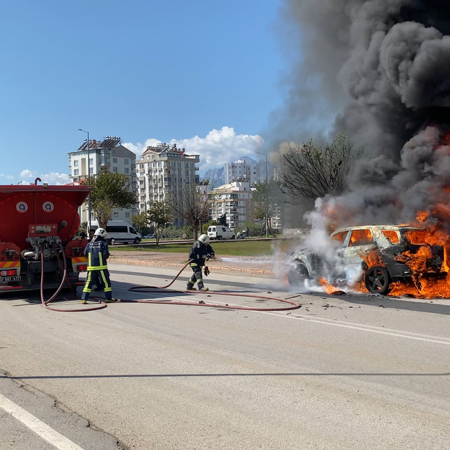Alev alan otomobilindeki kedisini son anda kurtardı