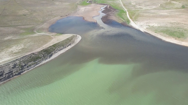 Adıyaman'ın kanalizasyon atığı Atatürk Barajı'nı siyaha bürüdü