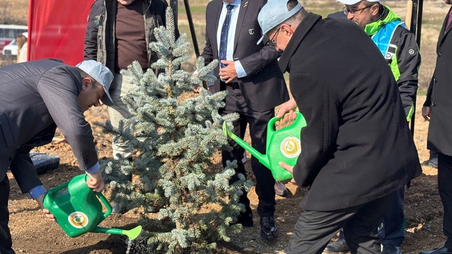 Kırklareli'nde 3 bin 750 fidan dikildi
Babaeski'de "Türkiye'nin gücü orman" programında binlerce fidan toprakla buluştu