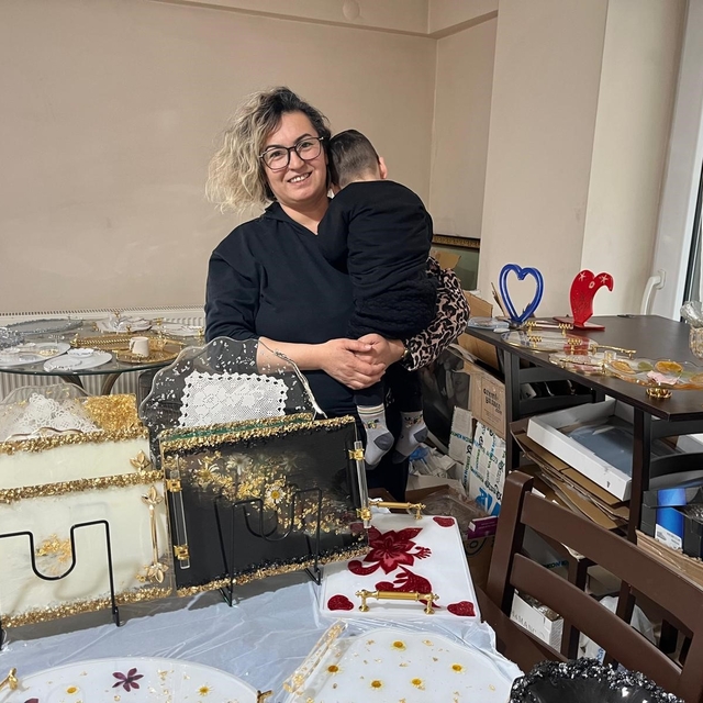 Oğlunun tedavi masrafları için evini atölyeye çevirdi