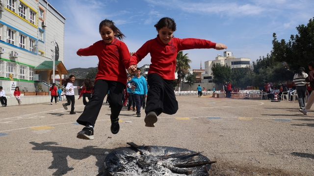 Kozan'da öğrenciler Nevruz'u coşkuyla kutladı