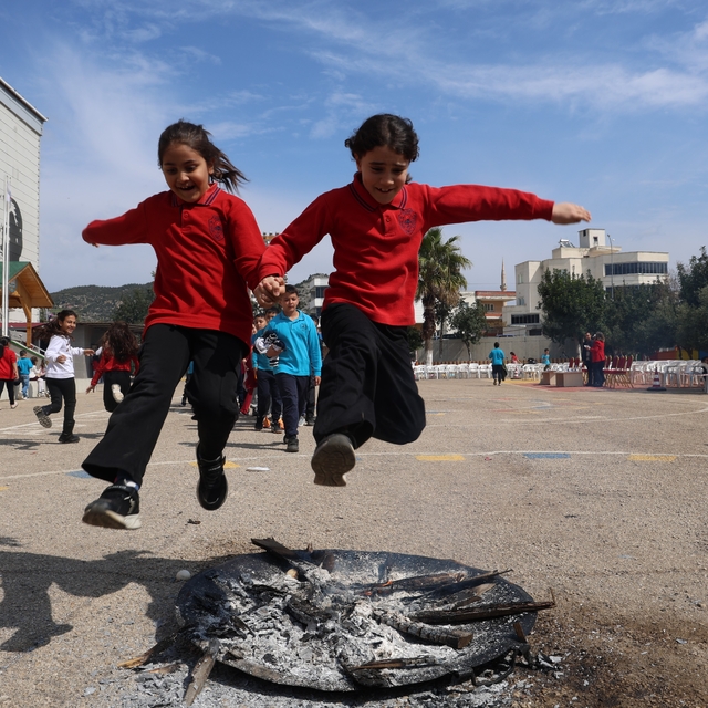 Kozan'da öğrenciler Nevruz'u coşkuyla kutladı