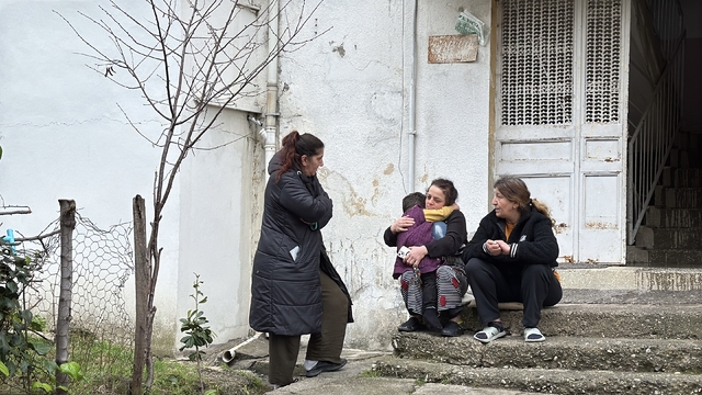Evde tek başına olan çocuk çakmakla oynarken evi yaktı; 2 kişi dumandan etkilendi