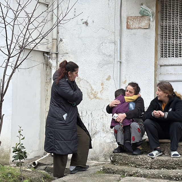 Evde tek başına olan çocuk çakmakla oynarken evi yaktı; 2 kişi dumandan etk...