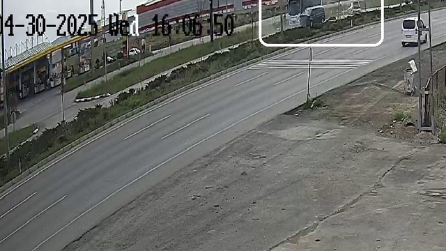 Kayseri'de 2 kişinin öldüğü kazanın görüntüleri ortaya çıktı
Yoldaki köpeği kurtarmak için inen 2 kişiye çarpan şoför hakim karşısına çıktı