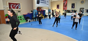 Kadınlar zumba ile hem spor yapıyor hem sosyalleşiyor