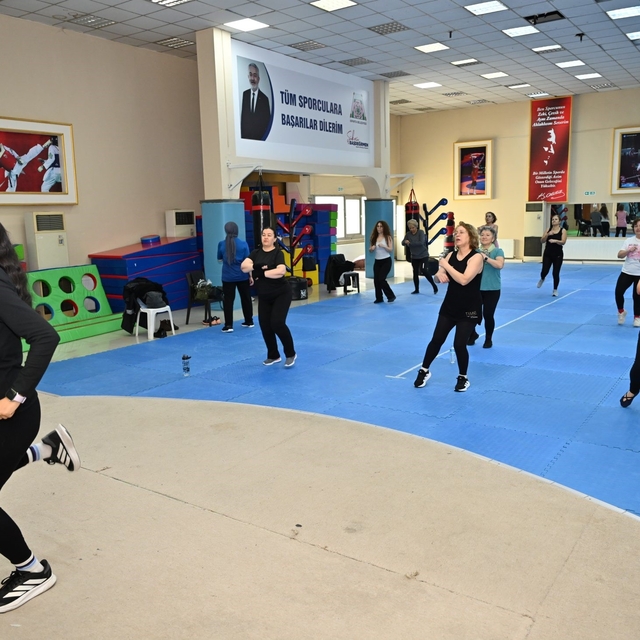 Kadınlar zumba ile hem spor yapıyor hem sosyalleşiyor