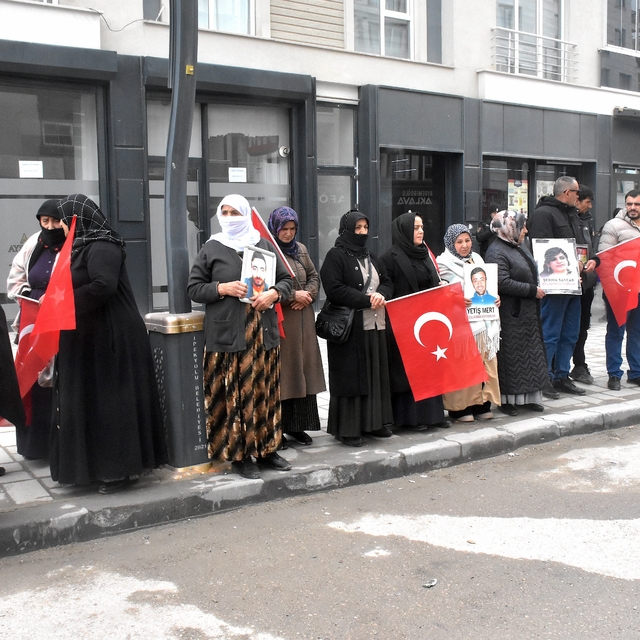 Vanlı aileler DEM Parti İl Başkanlığı önündeki eylemlerini sürdürdü