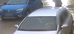 Aracın altında kalmaktan son anda kurtuldu