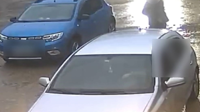 Aracın altında kalmaktan son anda kurtuldu