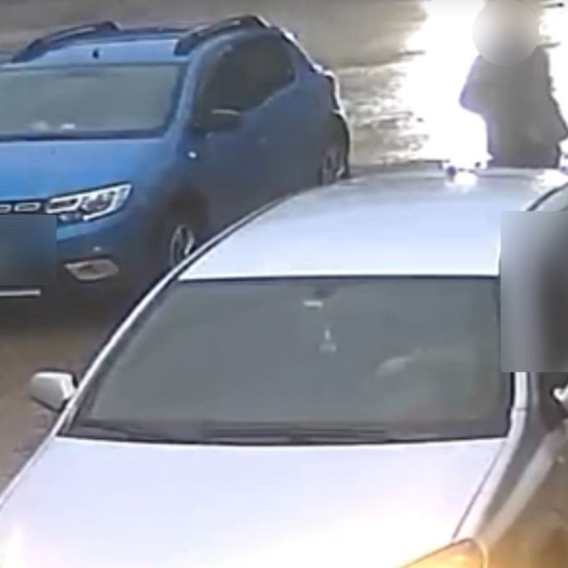 Aracın altında kalmaktan son anda kurtuldu