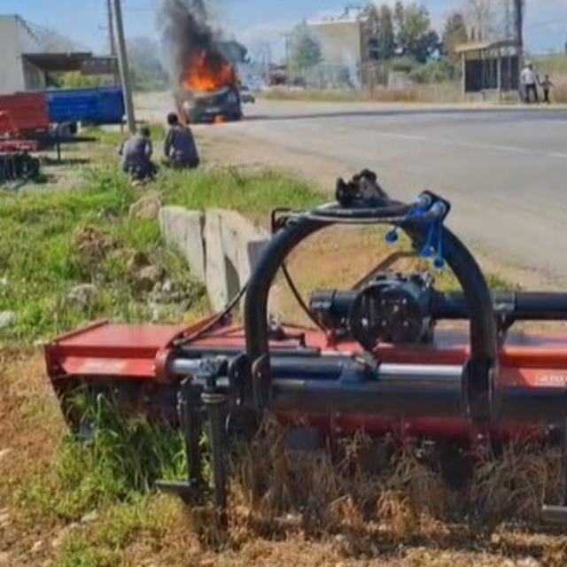 Karton yüklü kamyonet seyir halindeyken yandı