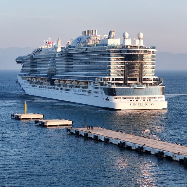 Dünyanın en büyük kruvaziyerlerinden "Sun Princess" 4 bin 12 turistle Kuşad...