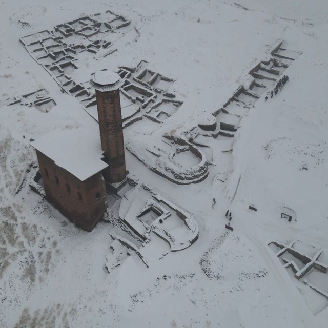 Kars'ta "Medeniyetler beşiği" Ani'ye ziyaretçi akını
2025 yılında Ani'yi 15...