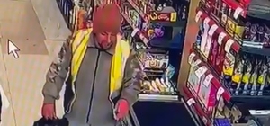 Temizlik işçisi, ayakkabılarını çıkarıp markete girdi