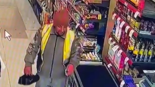 Temizlik işçisi, ayakkabılarını çıkarıp markete girdi