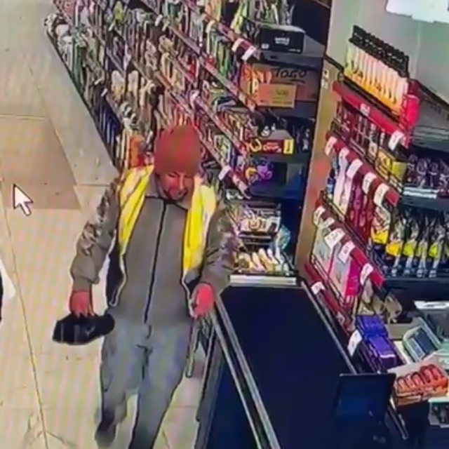 Temizlik işçisi, ayakkabılarını çıkarıp markete girdi