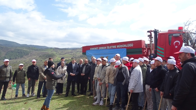 Havran'da öğrenciler fidanları toprakla buluşturdu