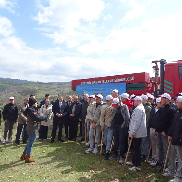 Havran'da öğrenciler fidanları toprakla buluşturdu