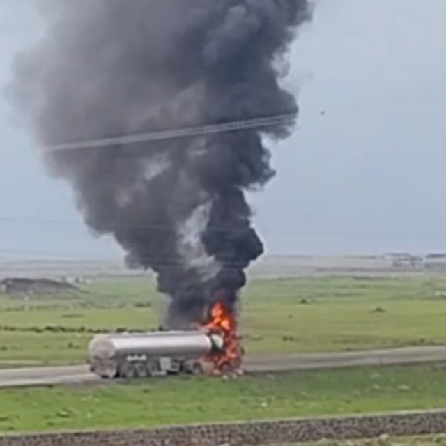 Cizre'de seyir halindeki tır alev topuna döndü