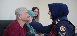 Bayburt'ta huzurevi sakinlerine jandarma sürprizi: Büyüklerin yüzü güldü