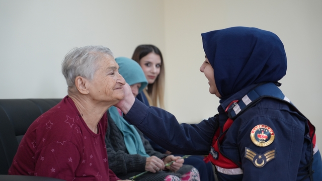Bayburt'ta huzurevi sakinlerine jandarma sürprizi: Büyüklerin yüzü güldü